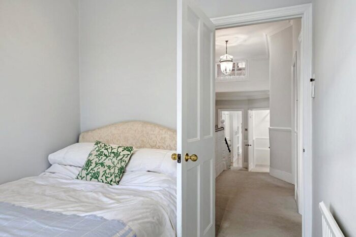 2 Bedroom Flat To Rent In Cambridge Road, London, SW11