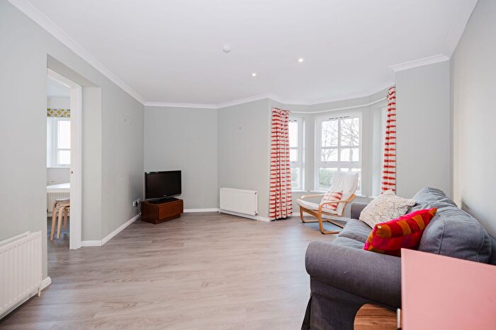 3 Bedroom Flat To Rent In Mcdonald Road, Edinburgh, EH7