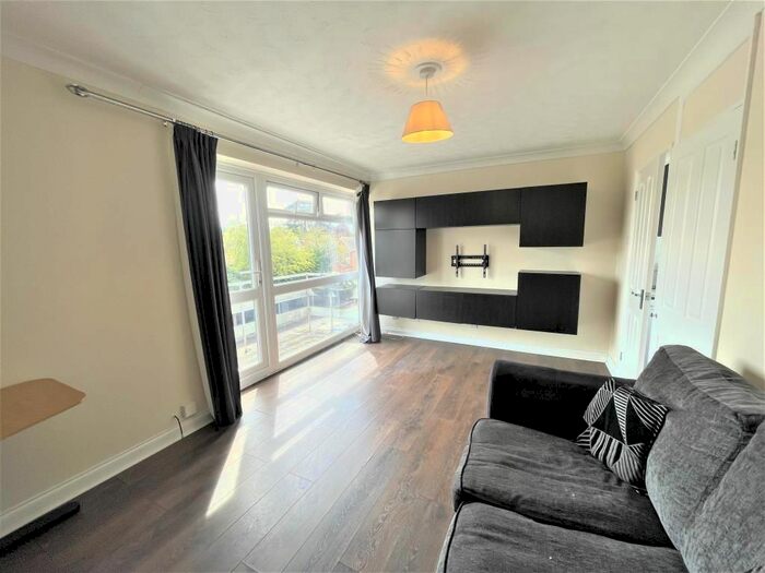 1 Bedroom Flat To Rent In Newbury, Berkshire, RG14