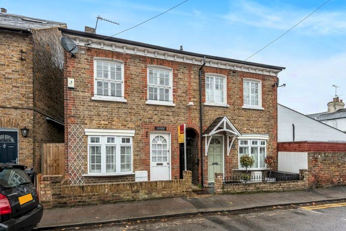2 Bedroom Cottage To Rent In Oak Lane, Windsor, SL4