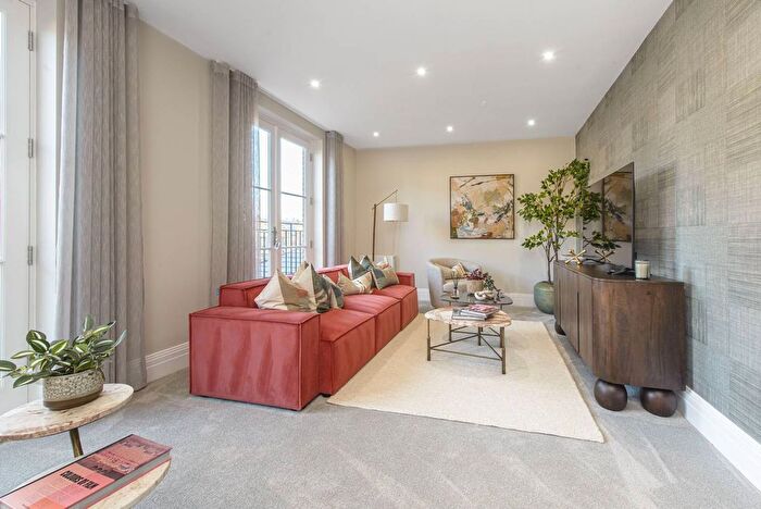 3 Bedroom Property For Sale In Trent Park, Enfield, Barnet, EN4