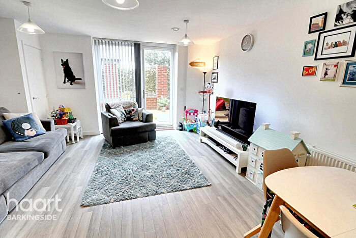 1 Bedroom Flat For Sale In Marine Crescent, Hainault, IG6