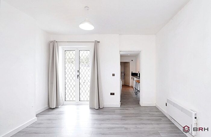 3 Bedroom End Of Terrace House For Sale In Staveley Street, Doncaster, DN12