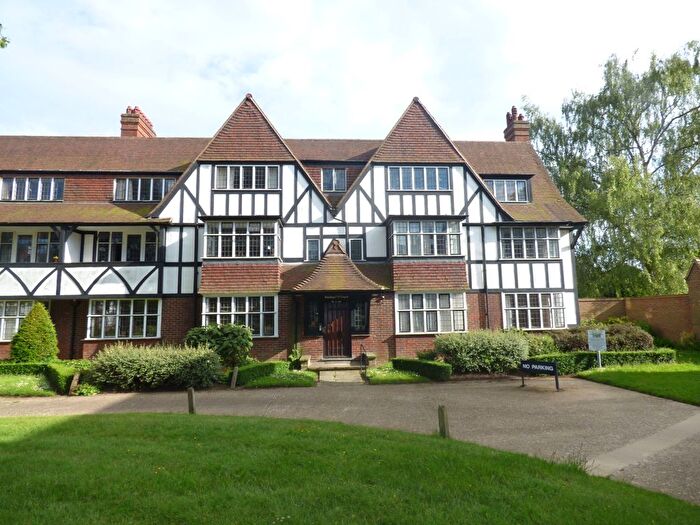 2 Bedroom Flat To Rent In Rutland Court, Queens Drive, London, W3