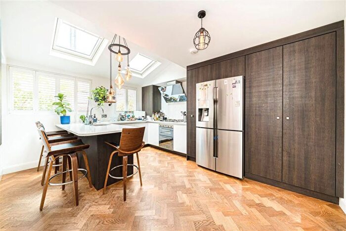 3 Bedroom Property To Rent In Rotherham Walk, Southwark, SE1