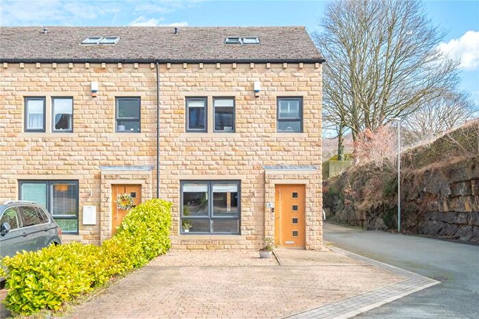 4 Bedroom End Of Terrace House For Sale In The Bridges, Thongsbridge, Holmfirth, HD9