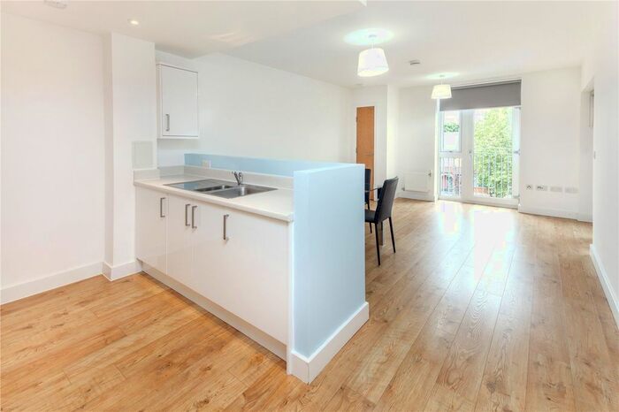 2 Bedroom Flat To Rent In Bowes Road, London, N11