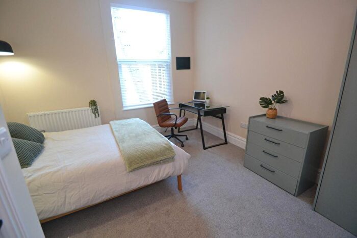 3 Bedroom Flat To Rent In Musters Road, Nottingham, NG2