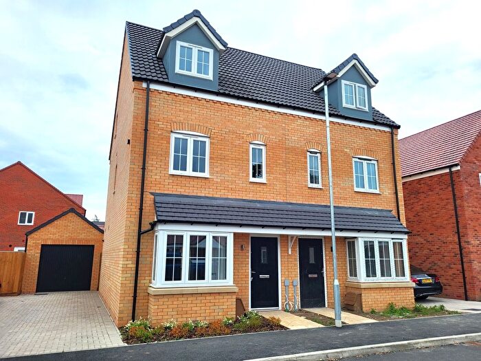 3 Bedroom Semi-Detached House To Rent In Hawthorn Drive, Norwich, NR13