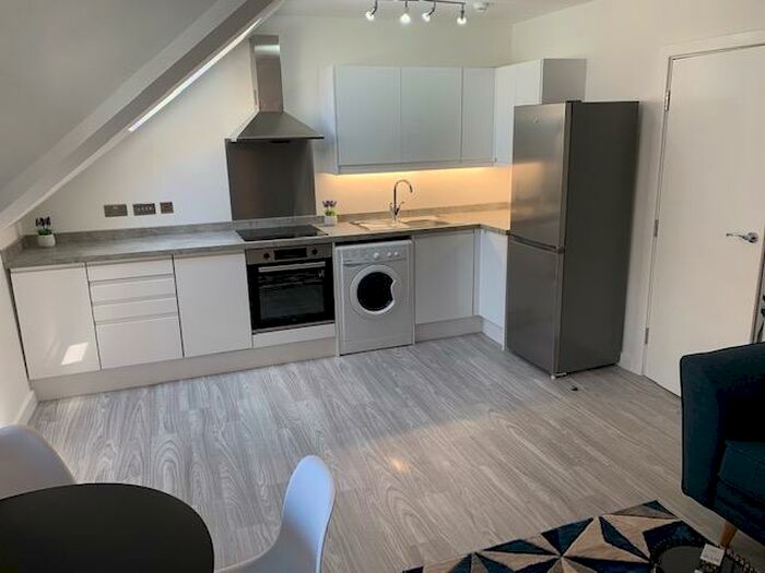 1 Bedroom Flat To Rent In Connaught Road, Cardiff, CF24