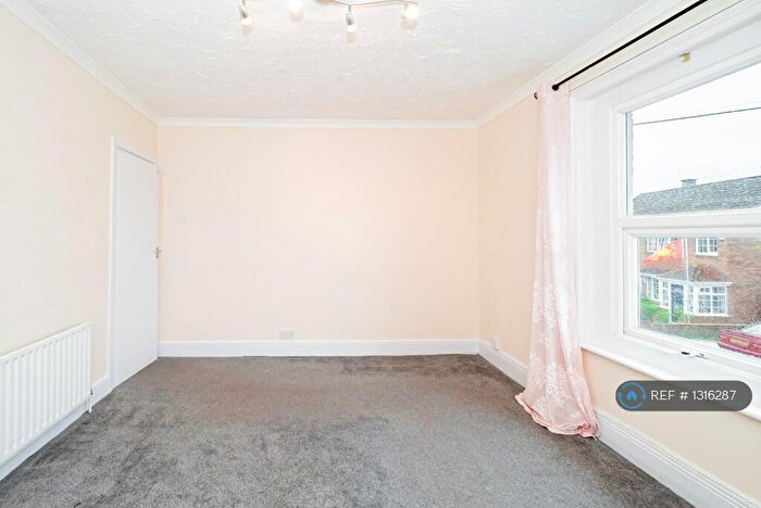 2 Bedroom Flat To Rent In Sholing, Southampton, SO19
