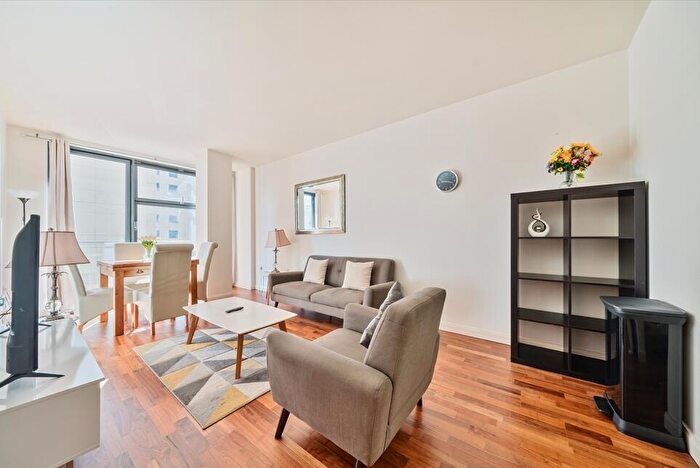 2 Bedroom Flat To Rent In South Quay Square London, E14