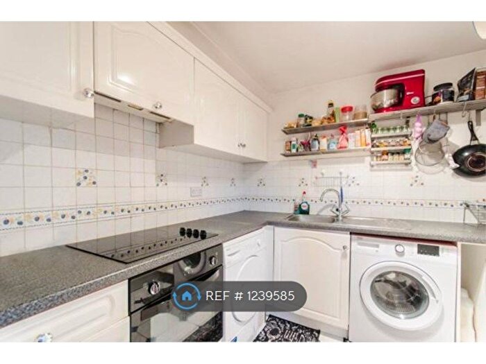 3 Bedroom Flat To Rent In Comer Crescent, Southall, UB2