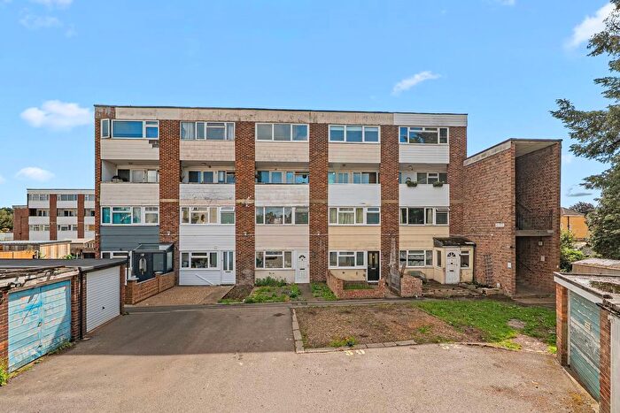 2 Bedroom Flat For Sale In Douglas Road, Addlestone, KT15
