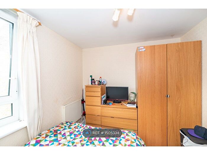 3 Bedroom Flat To Rent In Tooting, London, SW17