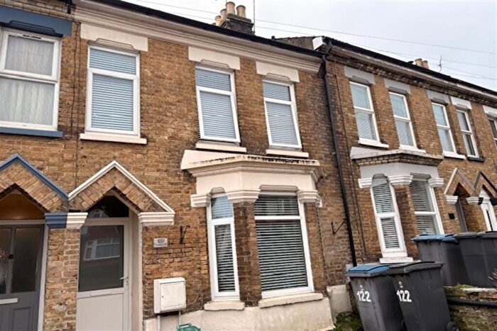 3 Bedroom Flat To Rent In Crabble Hill, CT17