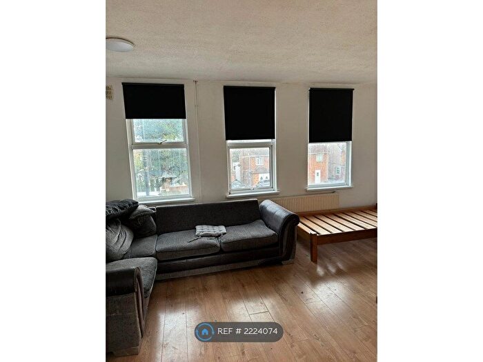 3 Bedroom Flat To Rent In Kingshill Avenue, Hayes, UB4