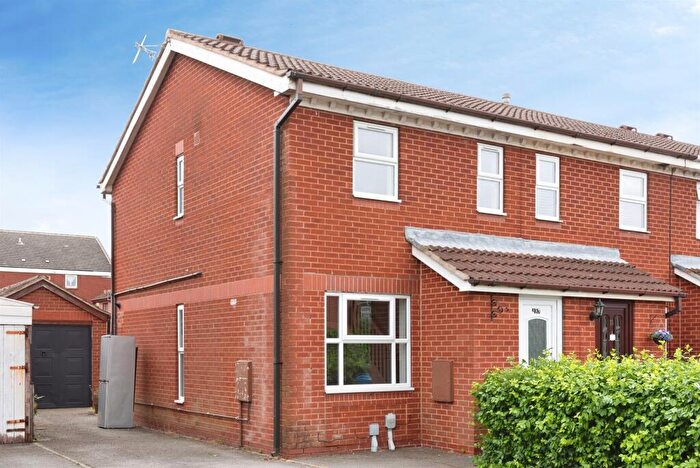 2 Bedroom End Of Terrace House For Sale In James Niven Court, Hull, HU9