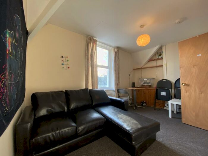 2 Bedroom Flat To Rent In Llanbleddian Gardens, Cathays, CF24