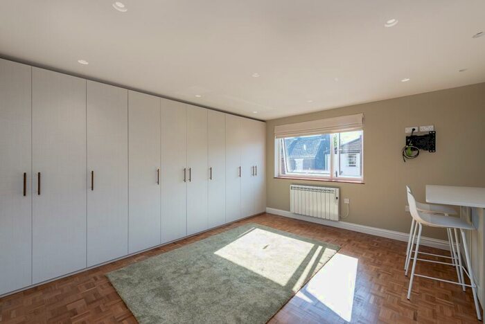 Flat To Rent In Cravells Road Harpenden, AL5