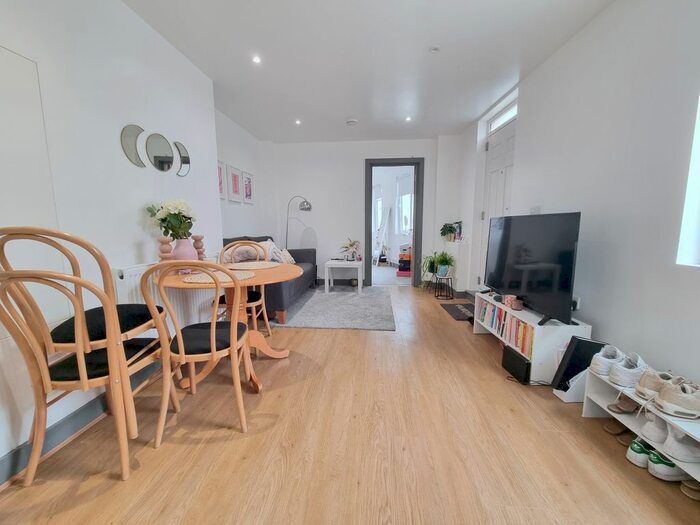 1 Bedroom Maisonette To Rent In Garratt Lane, Wandsworth, SW18