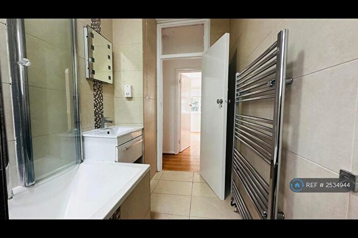 2 Bedroom Flat To Rent In Greendale, London, NW7