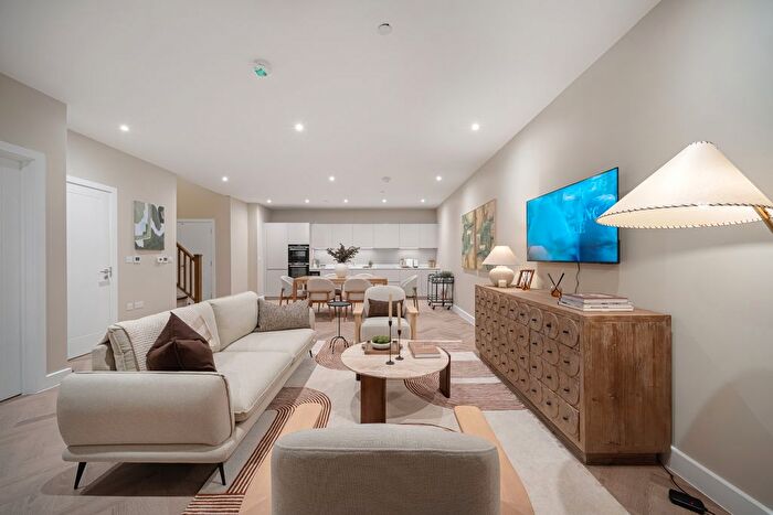 2 Bedroom Flat For Sale In Wimbledon Place, Wimbledon, SW19