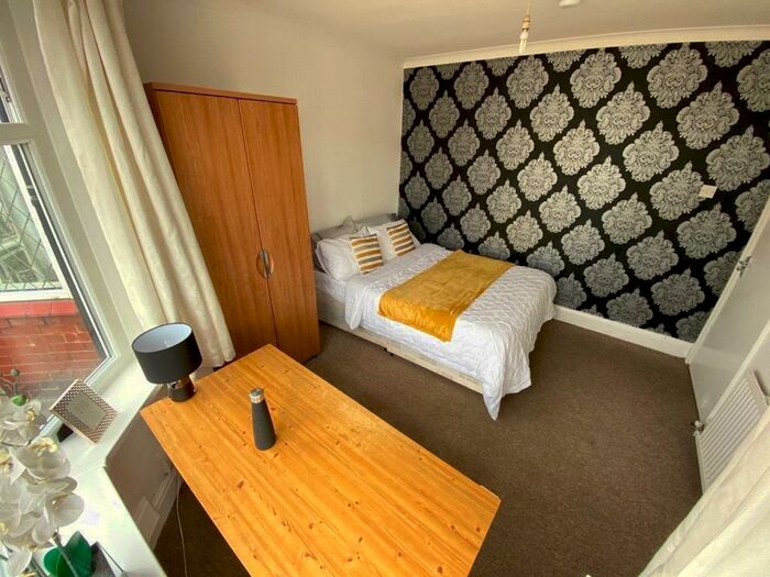 4 Bedroom Semi-Detached House To Rent In Talbot Road, Fallowfield, M14