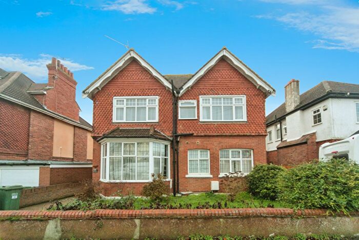 1 Bedroom Flat For Sale In Collington Avenue, Bexhill-On-Sea, TN39