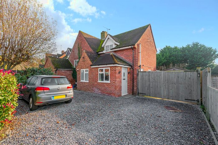 2 Bedroom Semi-Detached House For Sale In Highfield Park, Wargrave, Reading, RG10