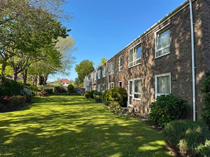 2 Bedroom Flat For Sale In Pevensey Garden, Worthing, BN11