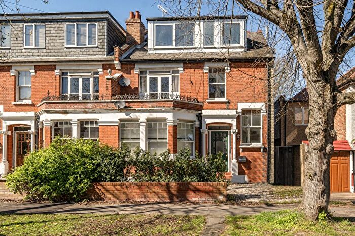 2 Bedroom Flat For Sale In Hemington Avenue, London, N11