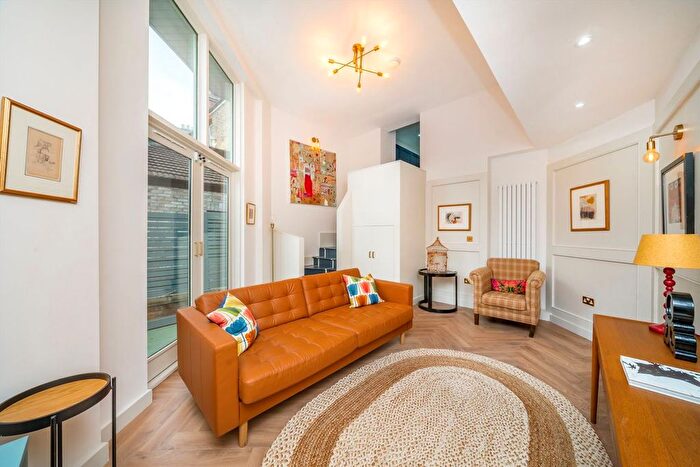 2 Bedroom Flat To Rent In The Avenue, West Ealing, W13