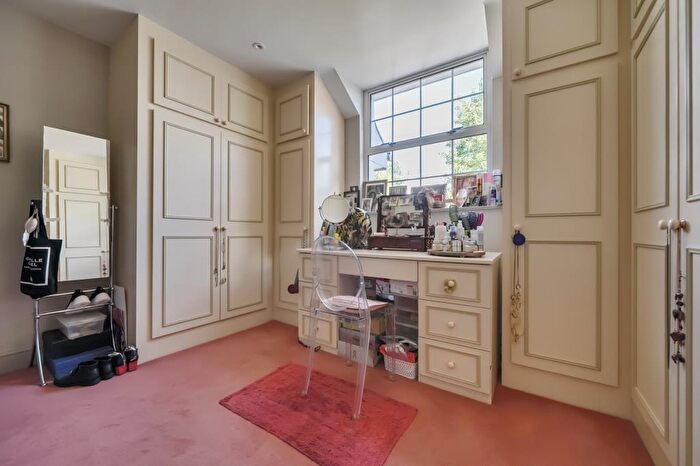 4 Bedroom Detached House For Sale In Totteridge Common, Totteridge, N20