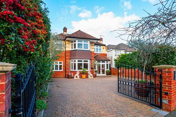 4 Bedroom Detached House For Sale In Edenfield Gardens, Worcester Park, KT4