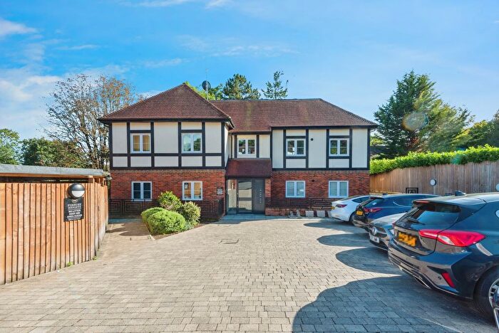 3 Bedroom Flat For Sale In Russell Green Close, Purley, CR8