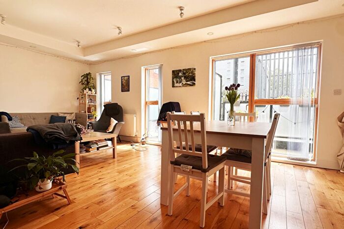 2 Bedroom Flat To Rent In Roman Road, London, E3