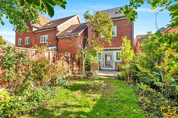 4 Bedroom Detached House For Sale In Sycamore Road, Lindford, Bordon, GU35