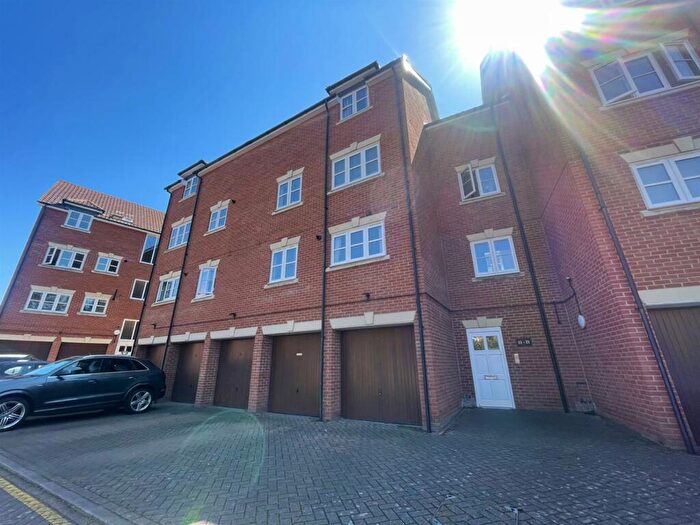 3 Bedroom Flat To Rent In Woodall Close, Middleton, Milton Keynes, MK10