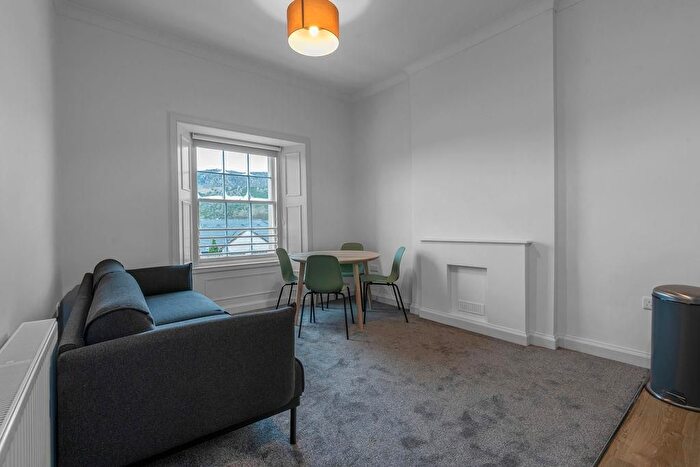 3 Bedroom Flat To Rent In Parkside Street, Edinburgh, EH8