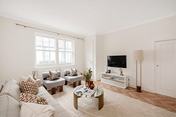 2 Bedroom Flat For Sale In De Vere Mews, Kensington, London, W8