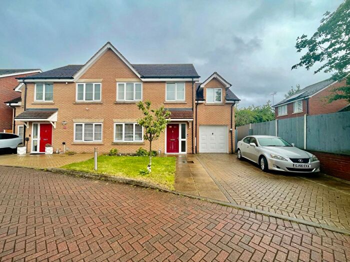 3 Bedroom Semi-Detached House To Rent In Rockfield Drive, Luton, LU3