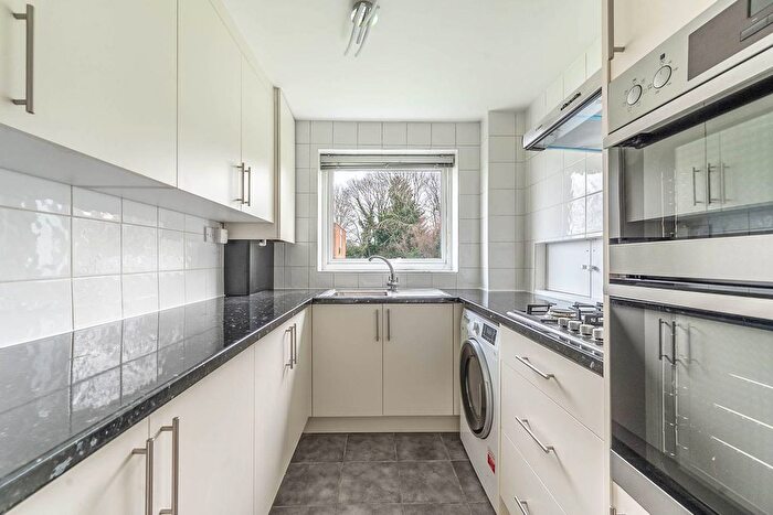 2 Bedroom Flat To Rent In Claybury, Bushey, WD23