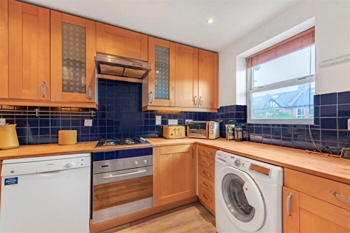 1 Bedroom Flat For Sale In Dovecote Gardens, East Sheen, SW14