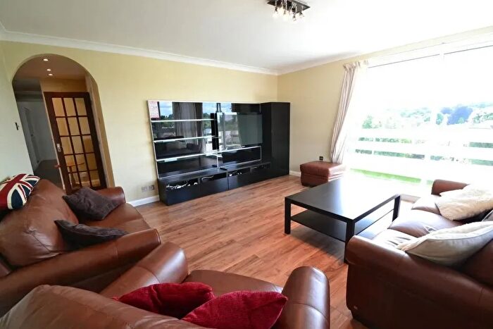 3 Bedroom Flat To Rent In Warwick Drive, Putney, SW15