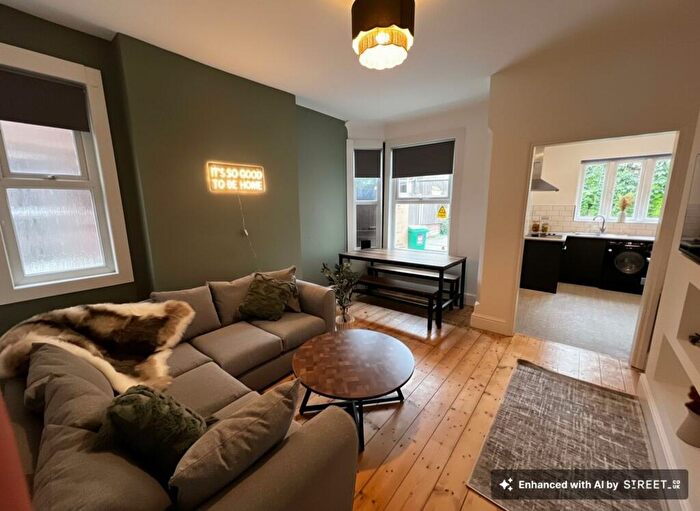 5 Bedroom Detached House To Rent In Dunlop Avenue, Nottingham, NG7