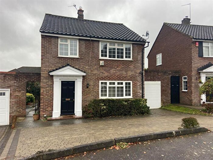 3 Bedroom Detached House To Rent In Sandringham Road, Potters Bar, Herts, EN6