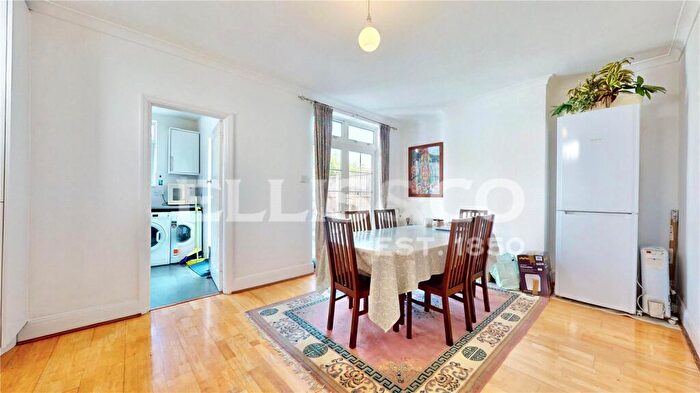 4 Bedroom Semi Detached House For Sale In Chestnut Grove, Wembley, HA0