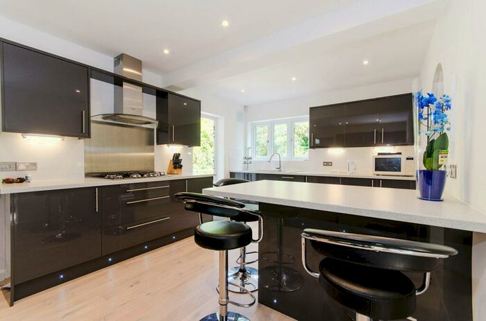 4 Bedroom House To Rent In The Avenue, Hatch End, HA5