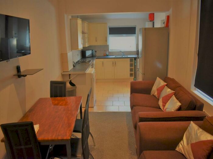 5 Bedroom House To Rent In Tewkesbury Street, Cathays, CF24